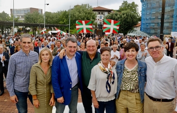 Esteban y Ortuzar junto a otros candidatos jeltzales en el acto de Sestao.