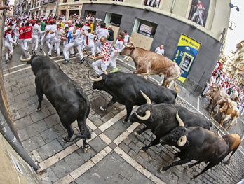 Lau zezen, Estafetari ekiteko prest.