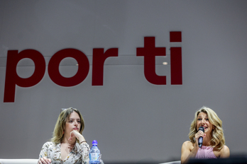 Elisabeth Duval y Yolanda Díaz, en el acto sobre feminismos celebrado en Madrid.