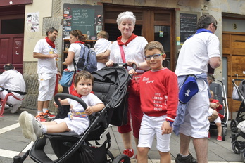 Un par de nietos, preparados para exprimir a la amatxi. 