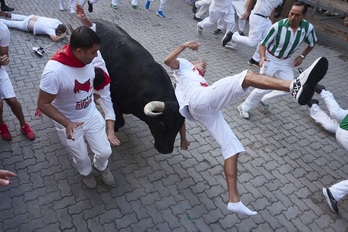 El momento de la cornada en el callejón.