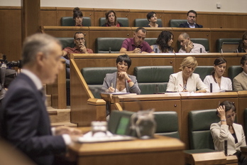 Lakuako Gobernua, Iñigo Urkullu lehendakaria hitza hartzen, eta atzean EH Bilduko taldea.