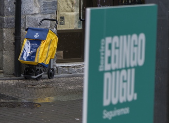 Un cartel de EH Bildu ante la oficina de Correos de Elgoibar.