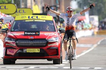 Ion Izagirre tuvo tiempo para pensar cómo celebrar su segunda victoria en el Tour.