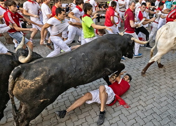 Zezenak bortizki zapaldu duela dirudi.