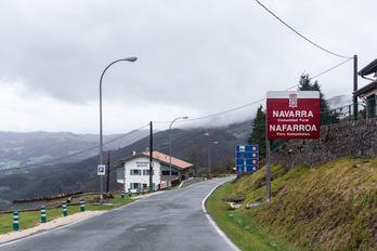 Izpegiko lepoa, bi estatuen arteko muga.