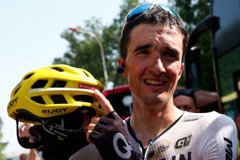 Pello Bilbao señala tras su triunfo el lema «Ride for Gino» que les mueve en el Tour.