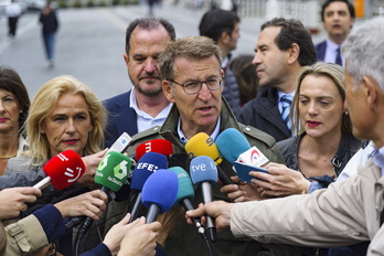 Alberto Núñez Feijóo, junto a cargos del PP en la CAV en un acto en Bilbo