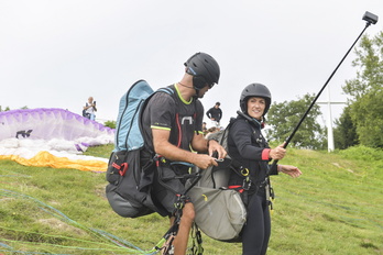 Arce y Larrea se han lanzado en parapente desde el Alto de Orio. 