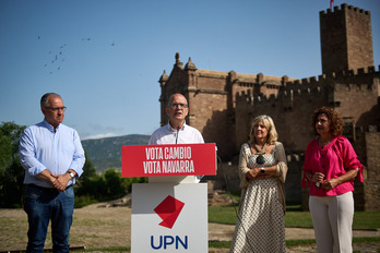 Catalán, entre Enrique Maya y María Caballero, este miércoles en el castillo de Xabier.