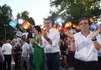 Alberto Núñez Feijóo, flanqueado por Isabel Díaz Ayuso y José Luis Martínez-Almeida. 