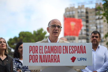 Catalán, ante la bandera navarra de la Plaza de los Fueros.