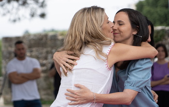 Abrazo entre Yolanda Díaz y Ione Belarra en Iruñea.