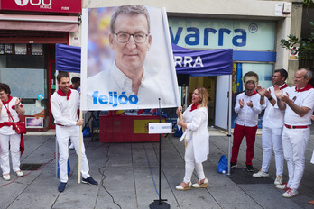 Sayas y Salanueva con una pancarta de Feijóo en sanfermines.