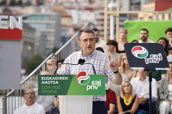 Aitor Esteban, cabeza de lista de PNV para el Congreso por Bizkaia, en el acto de cierre de campaña que esta formación ha celebrado en Bilbo.