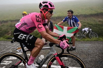 Rigoberto Urán es animado por un aficionado vasco en un comienzo del Tour que le impactó.