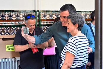 Pedro Sánchez se hace un selfie con una simpatizante.