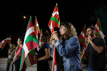 Simpatizantes de EH Bildu celebran los resultados en Donostia.