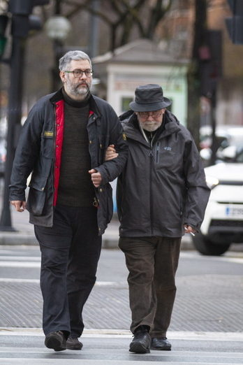 Josu Arruti, hijo y padre, dirigiéndose al Palacio de Justicia de Gasteiz durante el juicio del ‘caso De Miguel’.