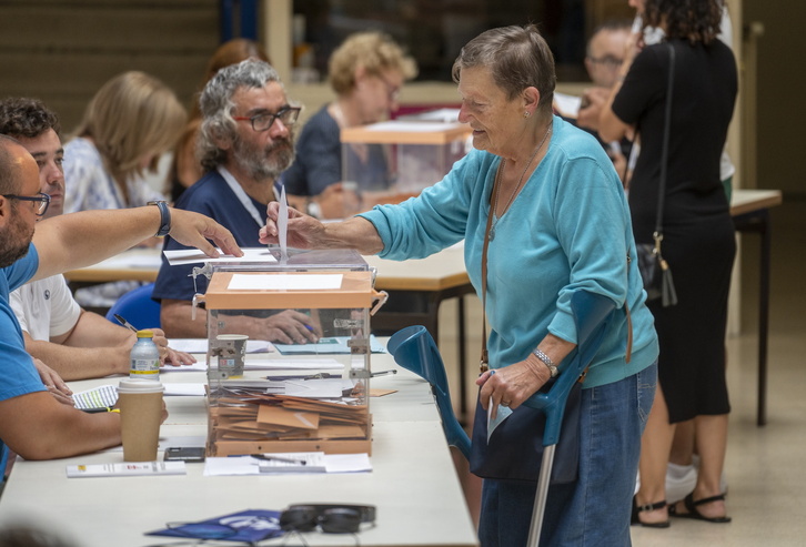 Donostiako Amara Berri auzoko bizilagun bat bozkatzen