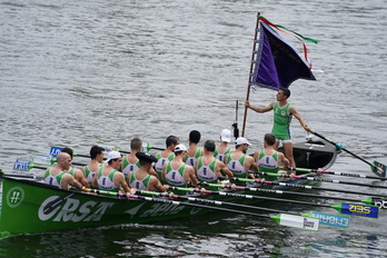 Ioseba Amunarriz Hondarribiko patroia, Santurtziko bandera eskuan duela.