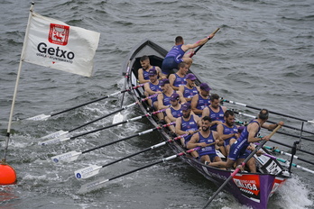 'Sotera' traineruko arraunlariak ahalegin betean Orioko estropadan.