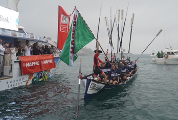 Urdaibaiko eskifaia Hondarribiako banderarekin.