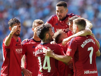 Los jugadores rojillos celebran el gol de Rubén García.
