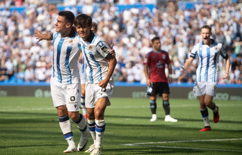Barrenetxea y Kubo celebran el gol que han fabricado con su superioridad en el primer tiempo sobre los laterales del Celta.