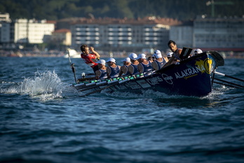 Urdaibaiko trainerua, Gorka Aranberri patroiak gidatuta, Zarauzko estropadako ziaboga egiten. 