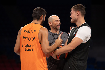 Joasn Peñarroya charla con Maik Kotsar y Dani Díez.