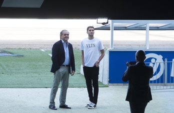 Jiokin Aperribay y Arsen Zakharyan, en la presentación del jugador ruso del lunes.