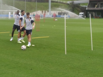 Kieran Tierney, con Merino y Sadiq, en un ejercicio en su primer entrenamiento.