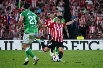 Iñigo Ruiz de Galarreta en el partido contra el Betis en San Mamés.