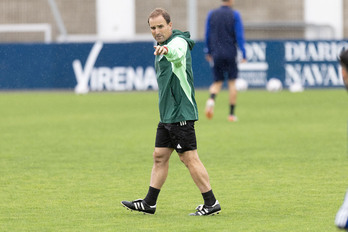 Jagoba Arrasate, dirigiendo el entrenamiento vespertino de este sábado.