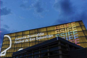 El Kursaal iluminado con el logo de Zinemaldia.