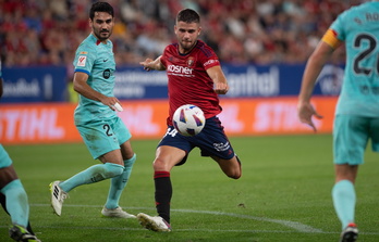 Iker Muñoz empalma un balón durante el encuentro frente al Barcelona.