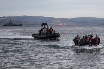 Errefuxiatuak salbamendu-txalupa bat Lesbos uhartera heltzen, 2020an, Frontexen misioaren parte den HMC Valiant tropa britainiarren patrolarekin batera.