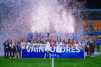 La capitana Renard alza el trofeo escoltada por sus compañeras.