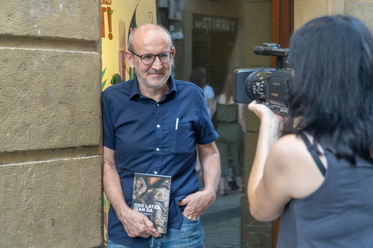 Xabier Mendiguren 'Oso latza izan da' liburua eskuan