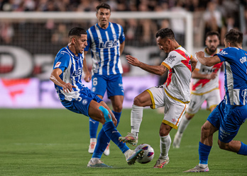 Abqar, uno de las novedades en el once, trata de recuperar el esférico. 