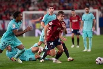 Pablo Ibañez Osasunako jokalaria Bartzelonaren aurkako partidan, Sadarren. 