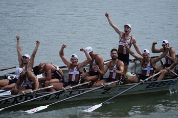 Zierbenako eskifaia Portugaleteko garaipena ospatzen. 