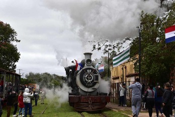 La llocomotora, en la estación.