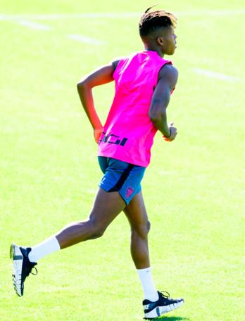 Nico Williams ha salido a correr en solitario en el entrenamiento matinal en Lezama.