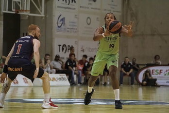 Melwin Pantzar en la Euskal Kopa, junto a Nico Mannion.