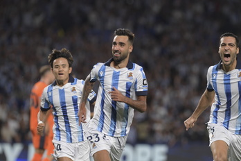 Brais Méndez, Kubo y Merino celebran el gol del gallego en el inicio del partido.