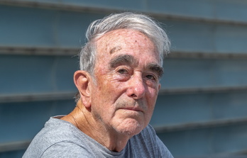 El actor Paco Sagarzazu, junto al Palacio del Kursaal.