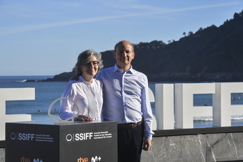 Isabel Herguera y Gianmarco Serra, felices, en la terraza del Kursaal.