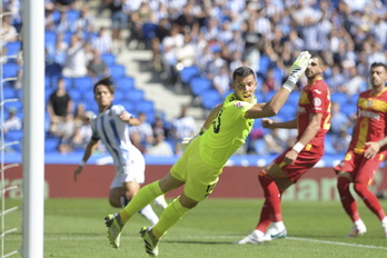 Kubo y David Soria miran como entra en la portería de Getafe el disparo del japonés.